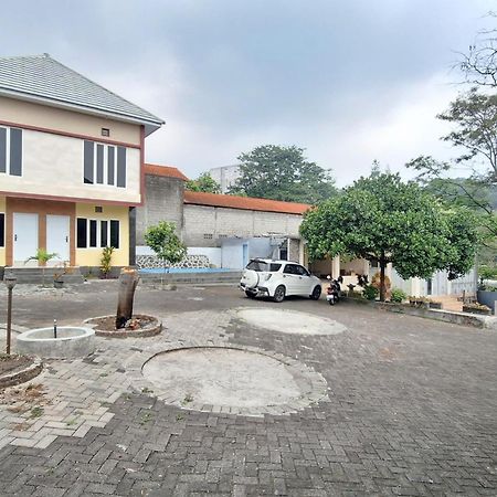 Villa Bukit Bunga Syariah Redpartner Pacet Mojokerto Exterior photo