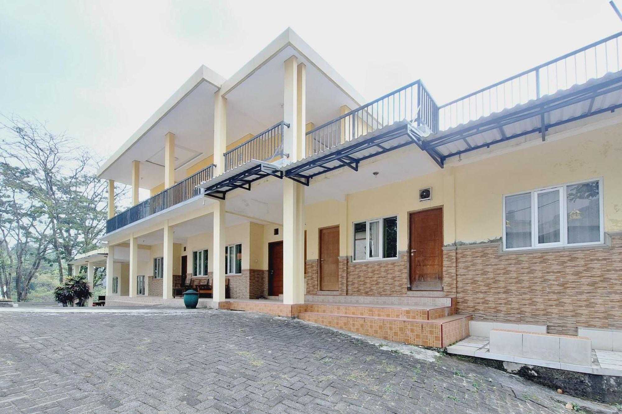 Villa Bukit Bunga Syariah Redpartner Pacet Mojokerto Exterior photo