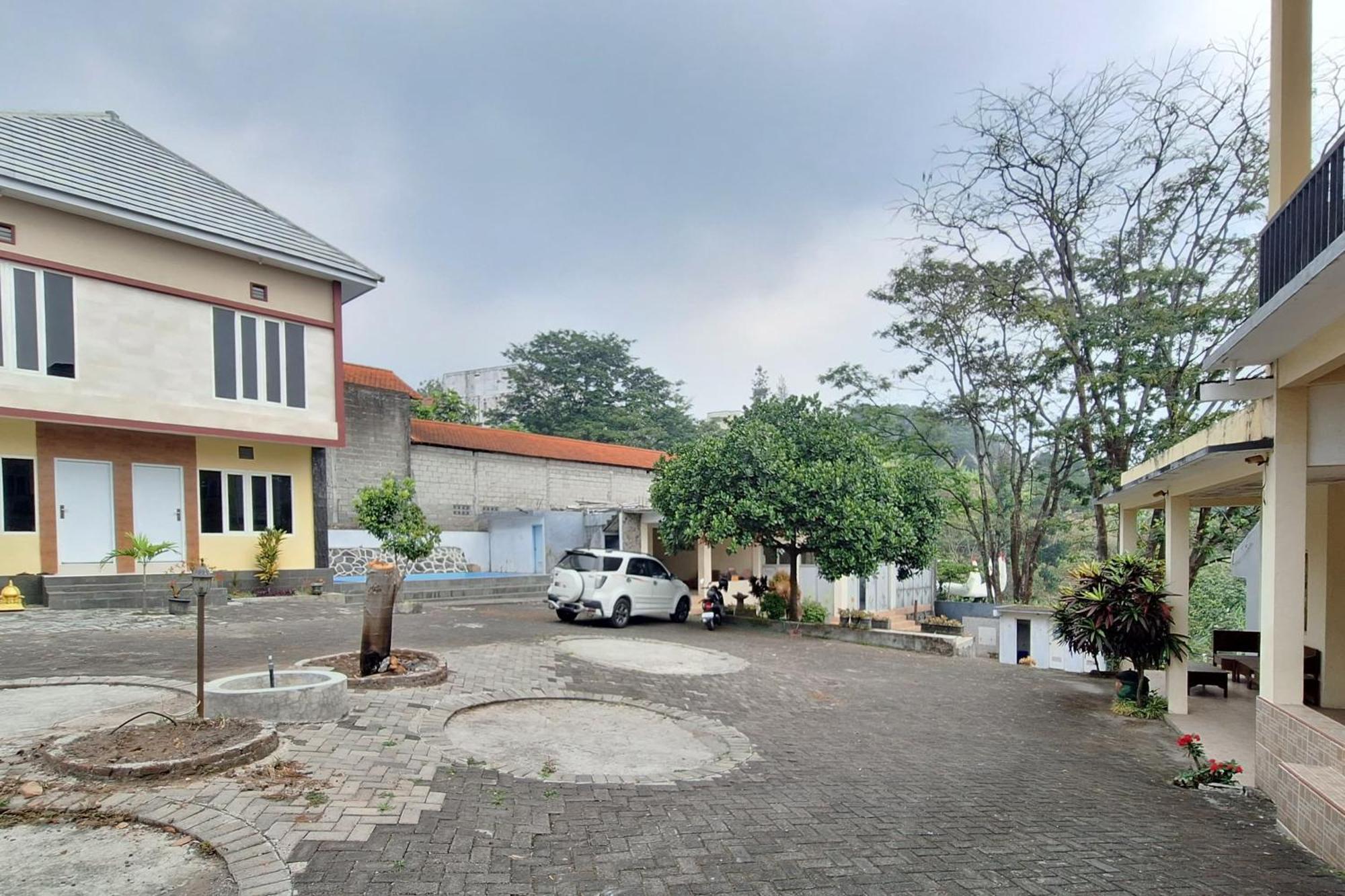 Villa Bukit Bunga Syariah Redpartner Pacet Mojokerto Exterior photo